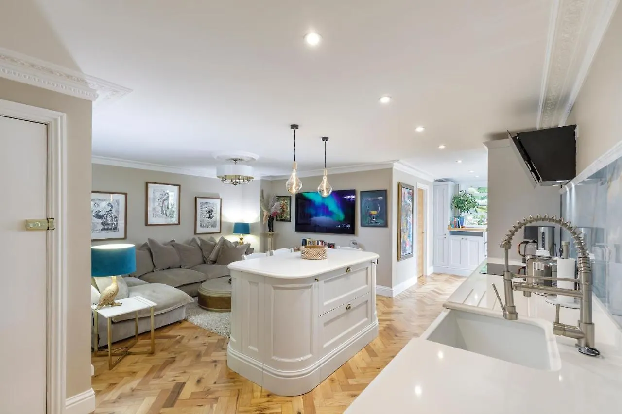Luxurious Brighton Apartment With Hot Tub