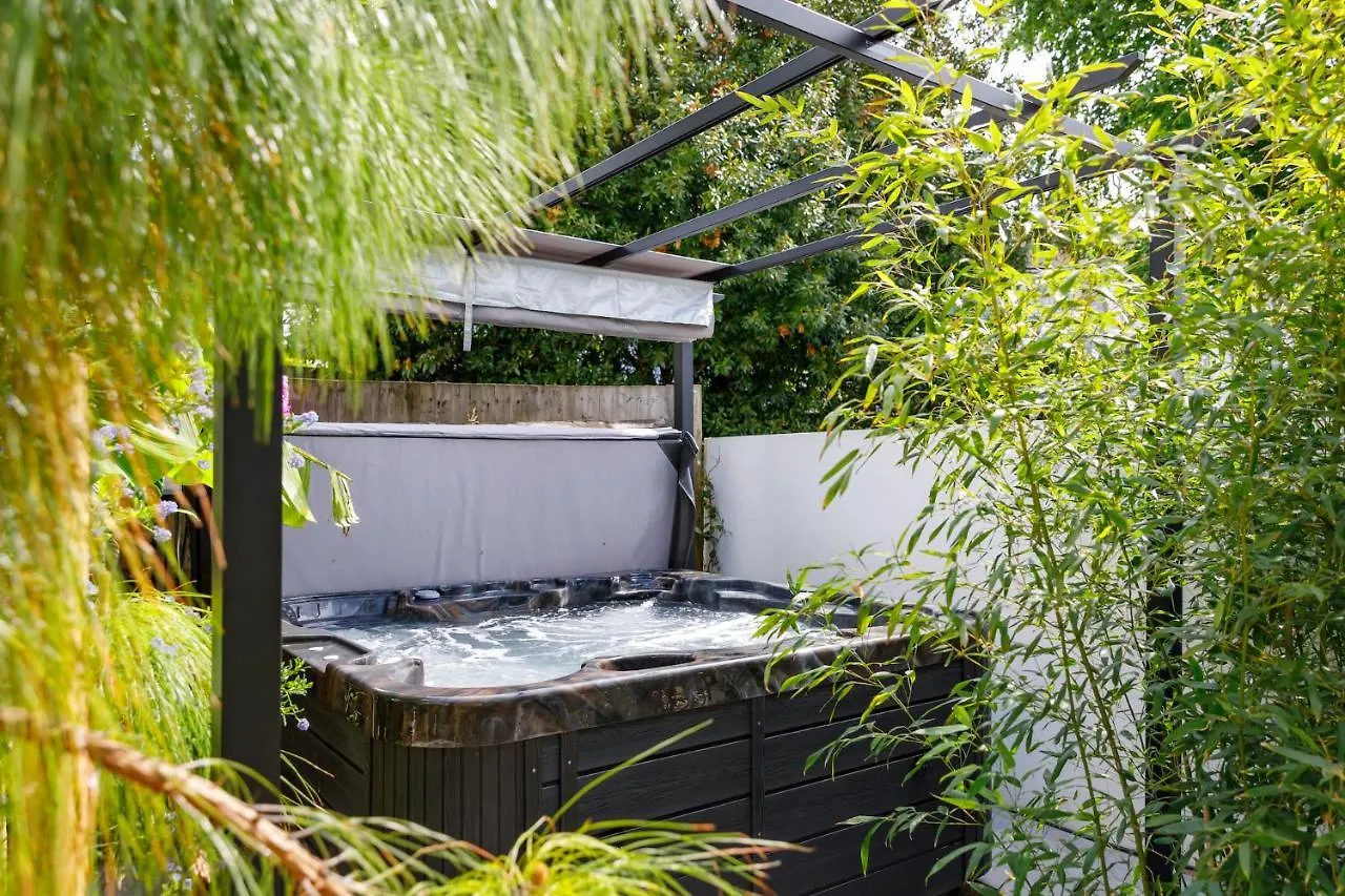 Luxurious Brighton Apartment With Hot Tub 0*,  United Kingdom