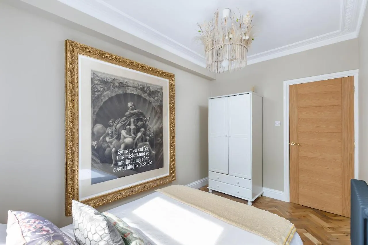 Luxurious Brighton Apartment With Hot Tub 0*,  United Kingdom