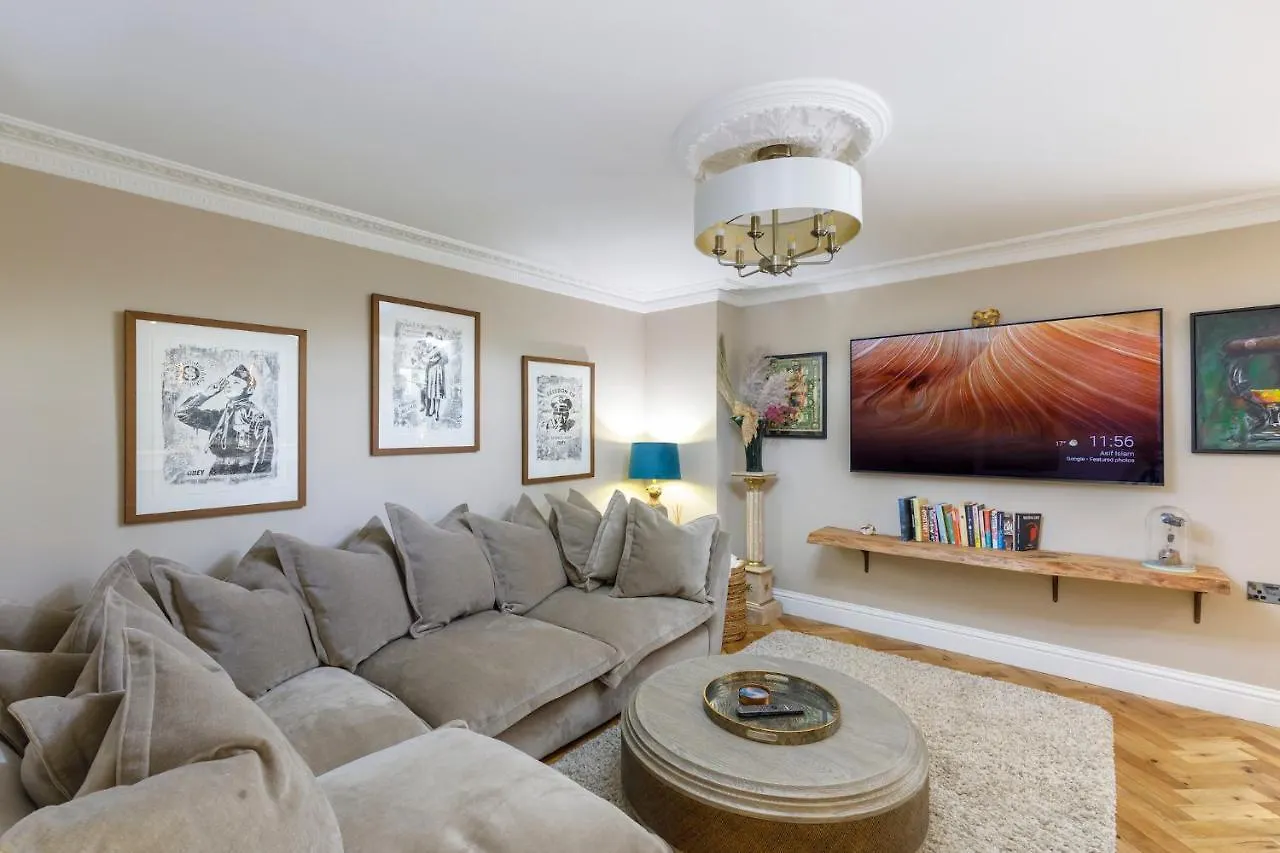 Luxurious Brighton Apartment With Hot Tub 0*,